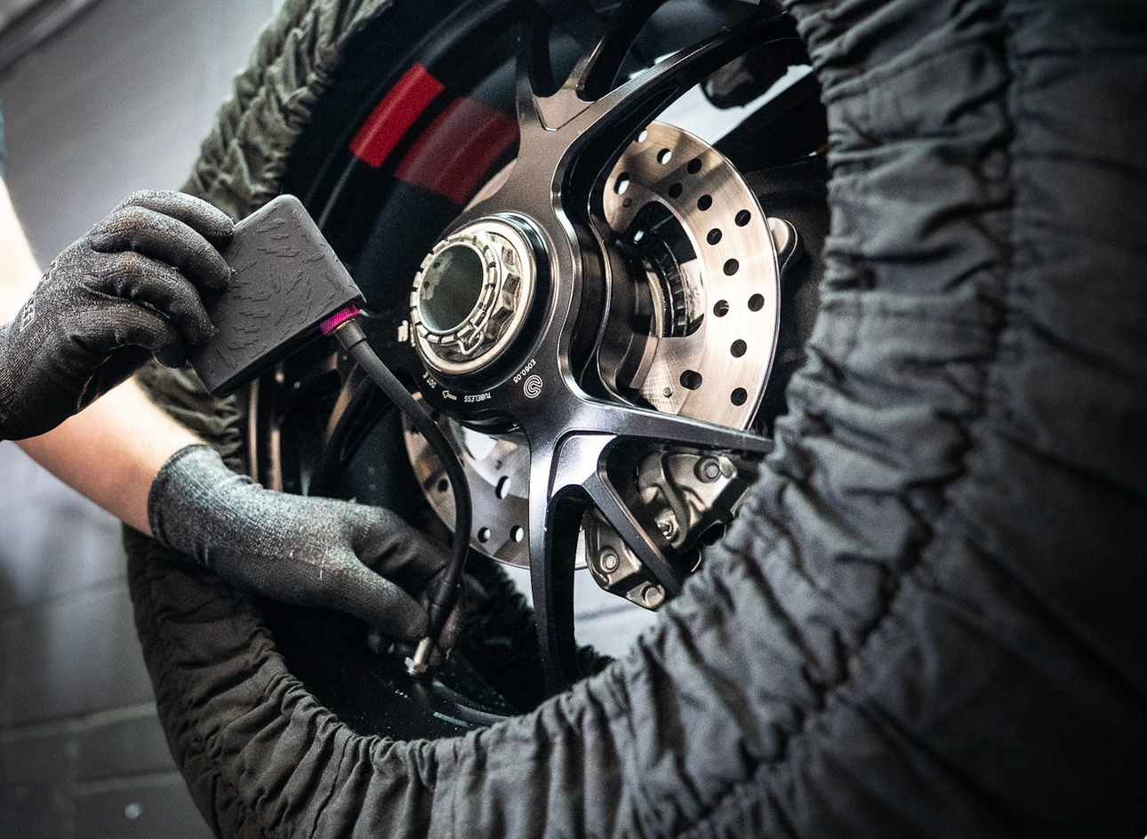 Muc-Off Launch AirMach Electric Inflator Pro Max - Maximum Power, Minimal Effort